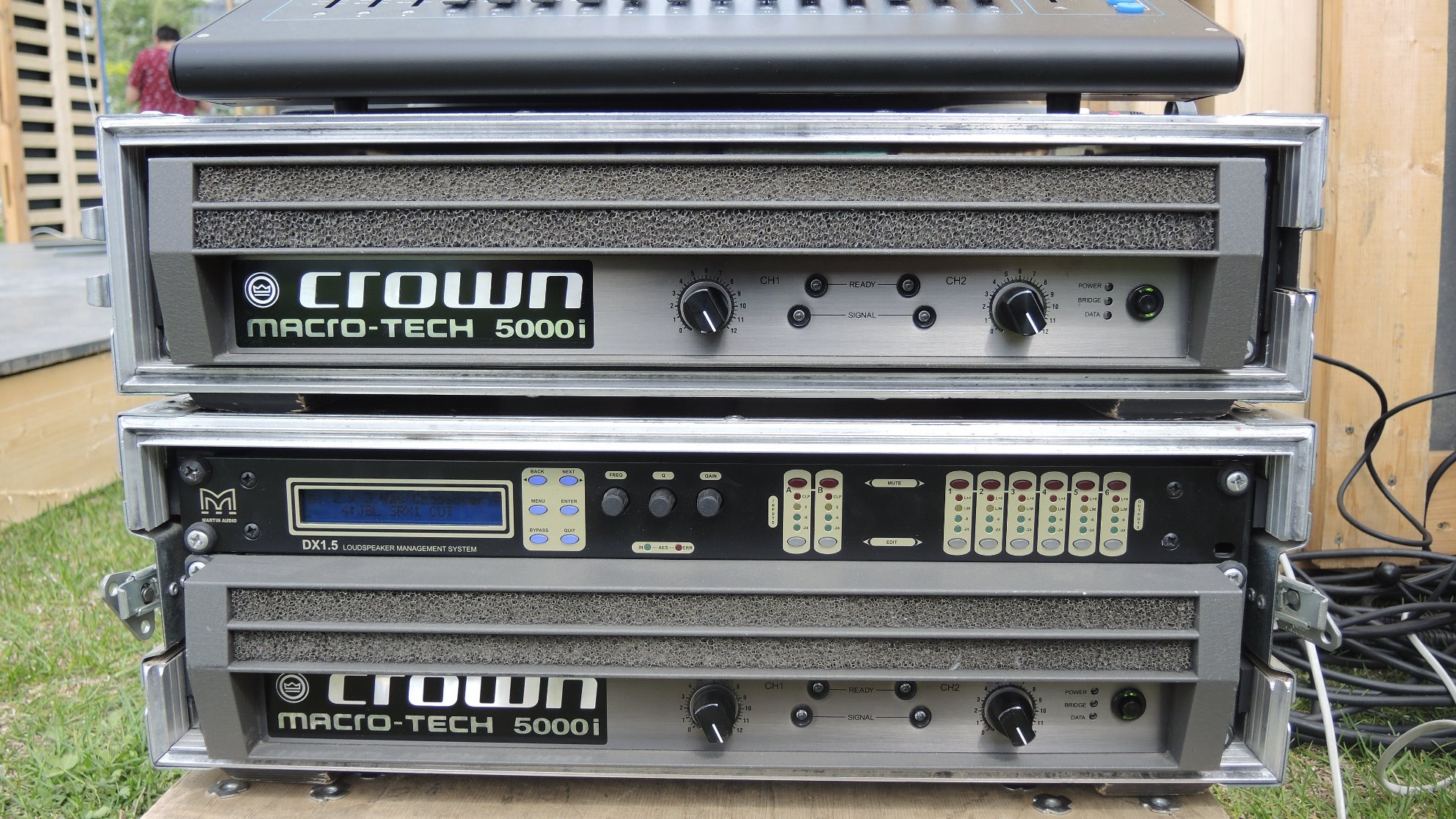 2-х канальные усилители звуковой мощности Crown MA5000i и портальный процессор Martin Audio DX1.5