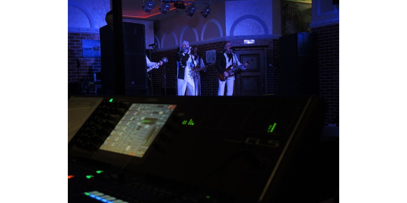 Выступление кавер группы Imperial Band и ВИА Добры Молодцы в ТРЦ Реутов Парк в ресторане Фламинго 11.02.2017.