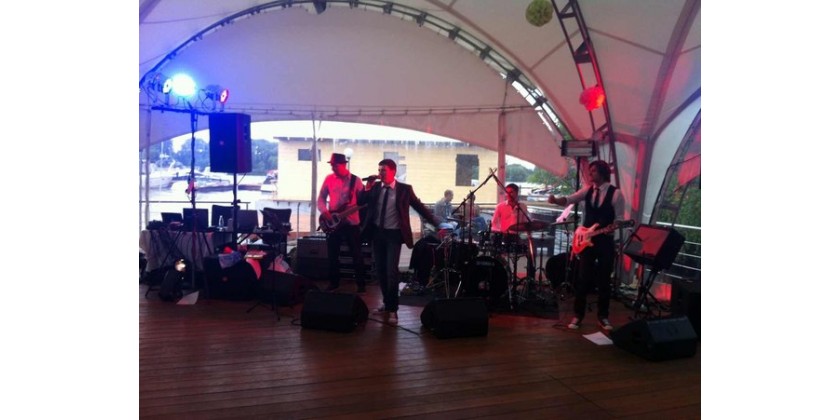 Выступление кавер группы Лондон Бенд в ресторане Поместье в шатре 22.06.2013.